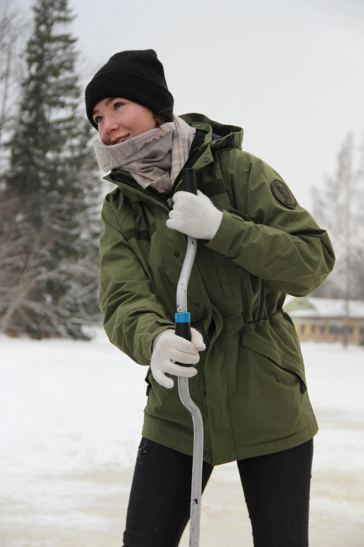 Surju järvel tuli kodutütardel tegutseda jääpuuriga.