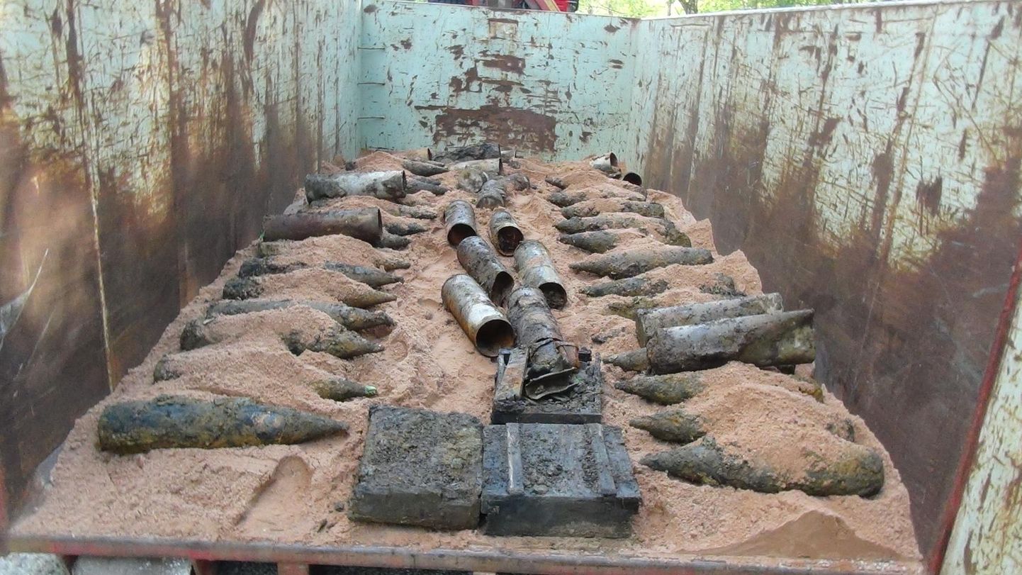 Lõuna-Eesti pommigrupp viis Voorel leitud laskemoona demineerimisele suures konteineris, mida eskortis politsei.