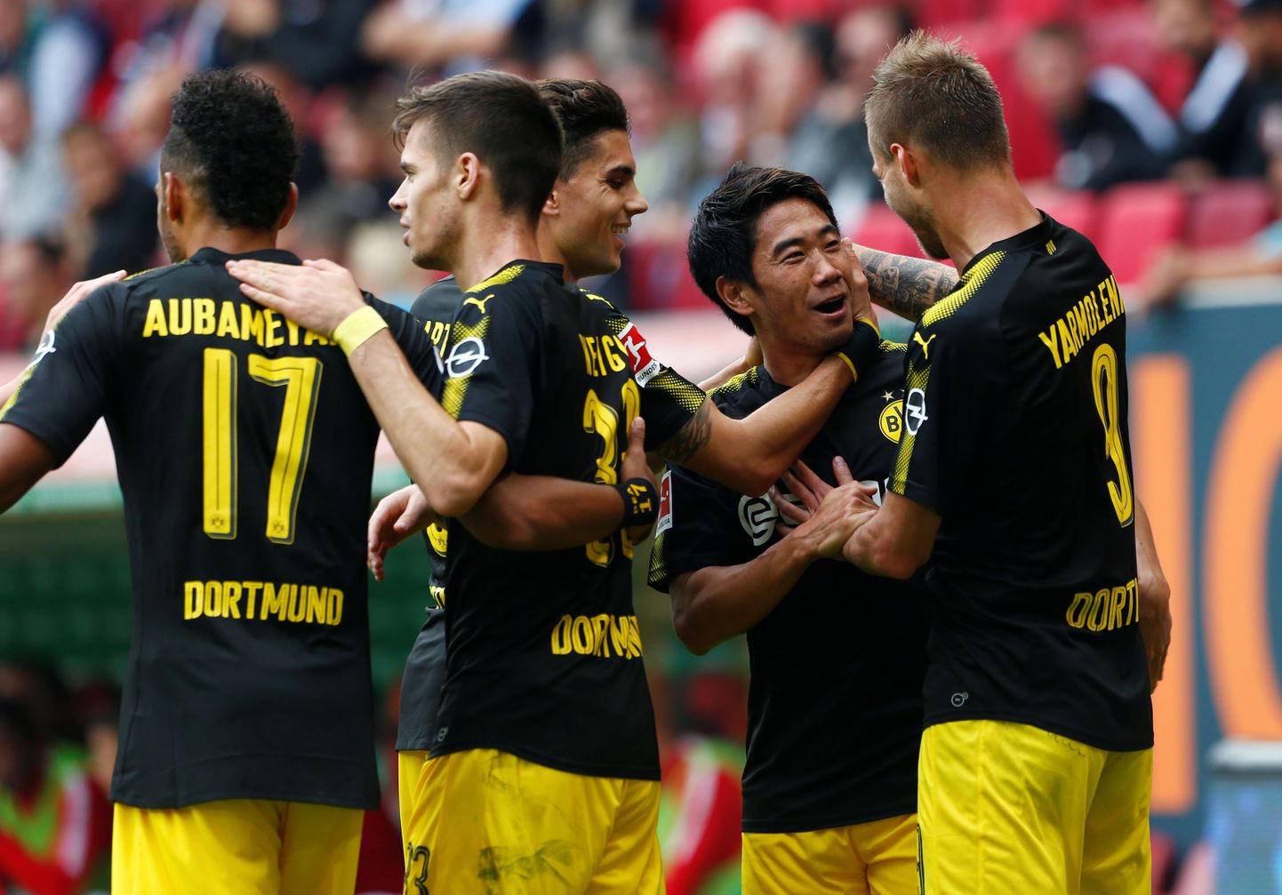 Dortmundi mängijad väravat tähistamas.