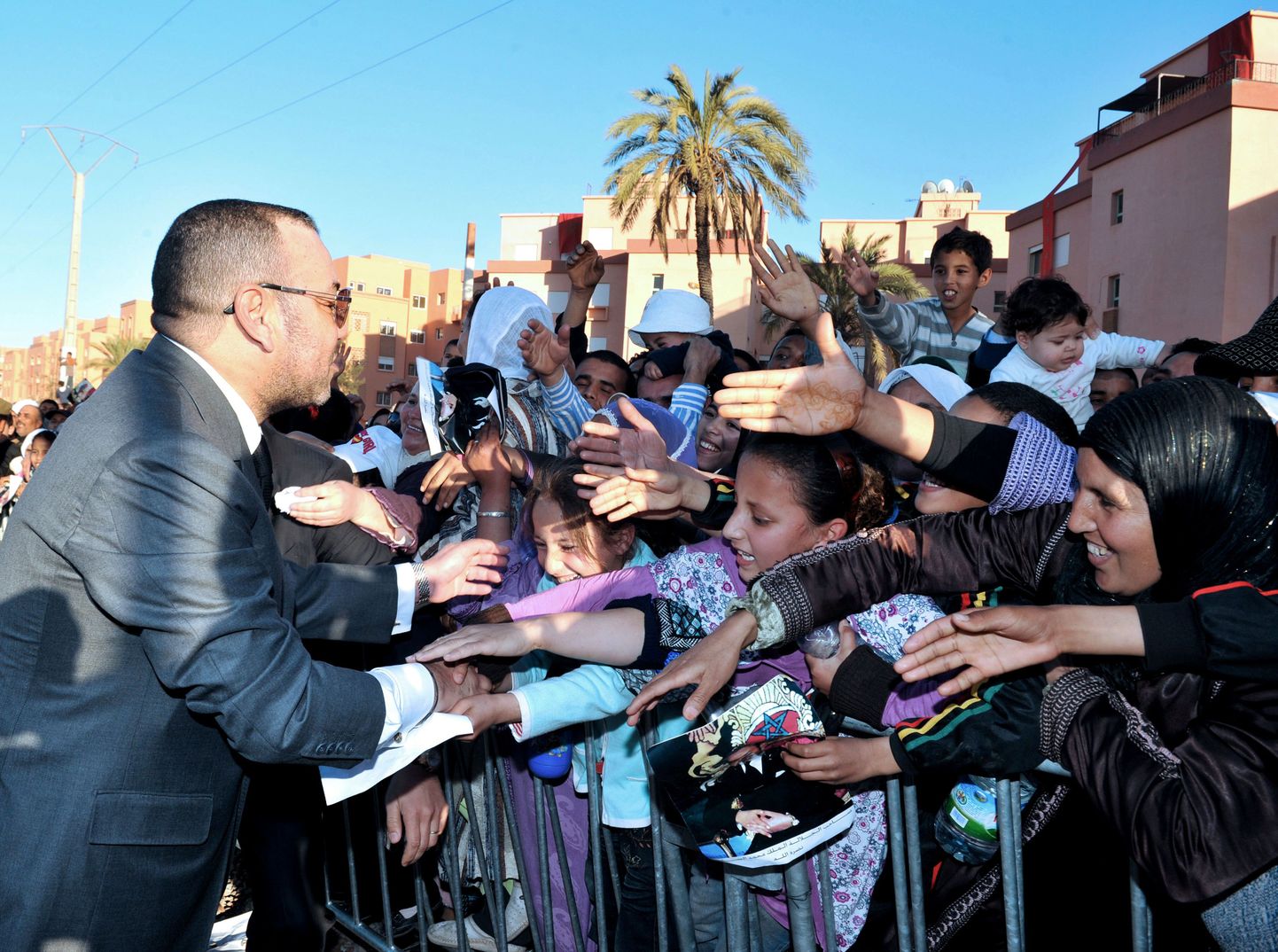 Maroko kuningas Mohammed VI rahvahuöka tervitamas.