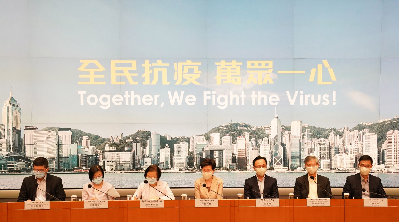 Hongkongi liider Carrie Lam (pildil keskel) pressikonverentsil teatamas uute epideemiavastaste meetmete kasutusele võtmisest pärast Covid-19 juhtumite rekordit 19. juulil 2020.a.