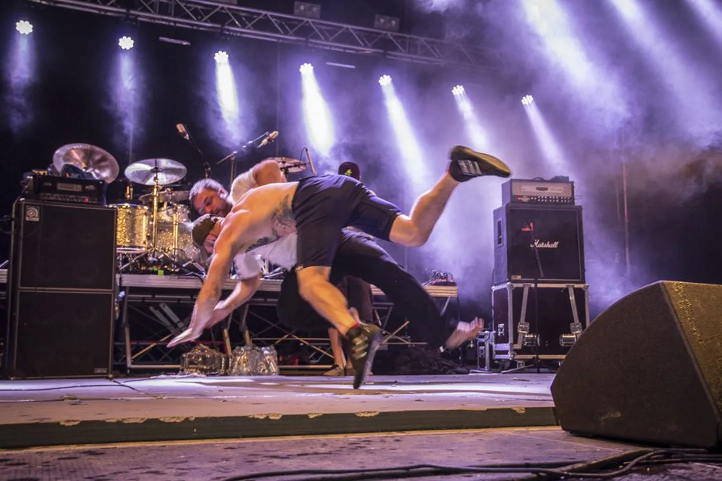 Winny Puhhil oli Viljandis kaasas maadluskampaaniate eestvedaja Martin Plaser, kes esitas väljakutse festivali peakorraldajale Juhan Nöpsile. Rahva rõõmuks peetigi jupp aega pärast südaööd laval lennukas matš.