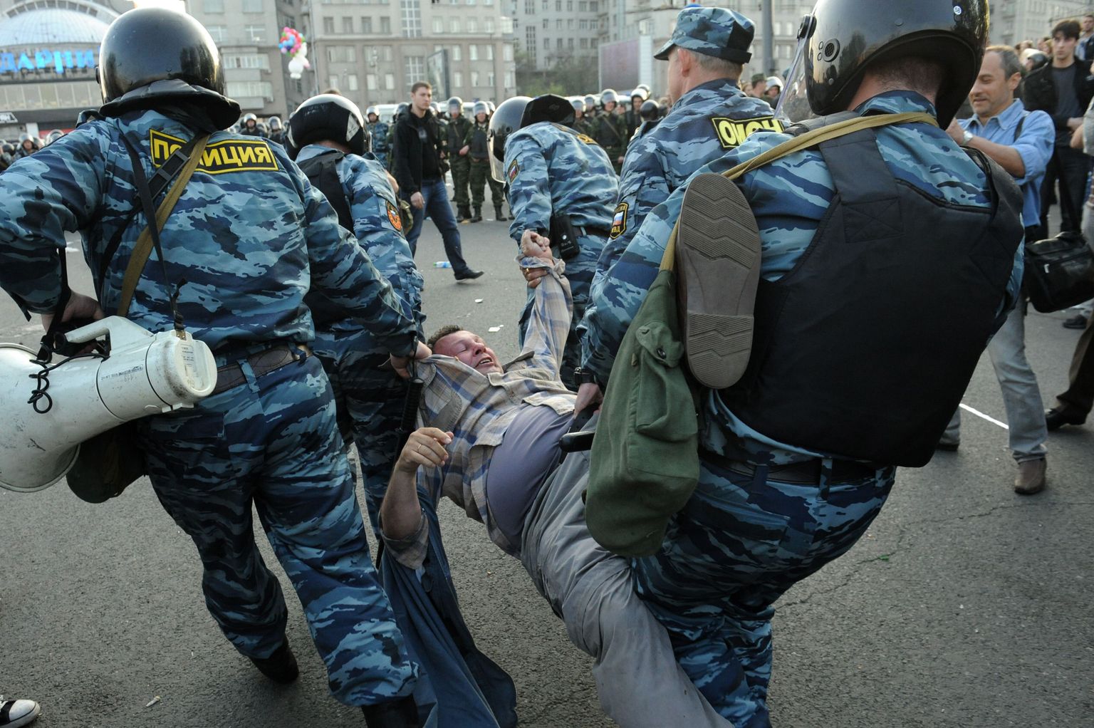 Mullu 6. mail kasvas Moskva Bolotnaja väljakul toimunud demonstratsioon üle demonstrantide ja politsei kähmluseks, vahistati 12 inimest.