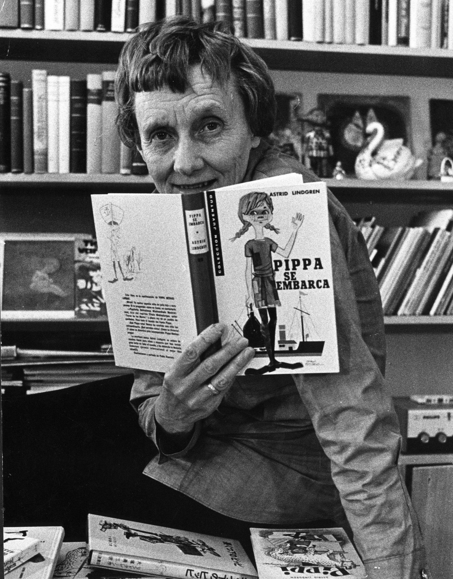 Astrid Lindgreni raamatuid on tõlgitud ligi 70 keelde ja avaldatud vähemalt sajas riigis. Pildil lastekirjanik 1975. aastal koos hispaaniakeelse eksemplariga Pipi Pikksukast.