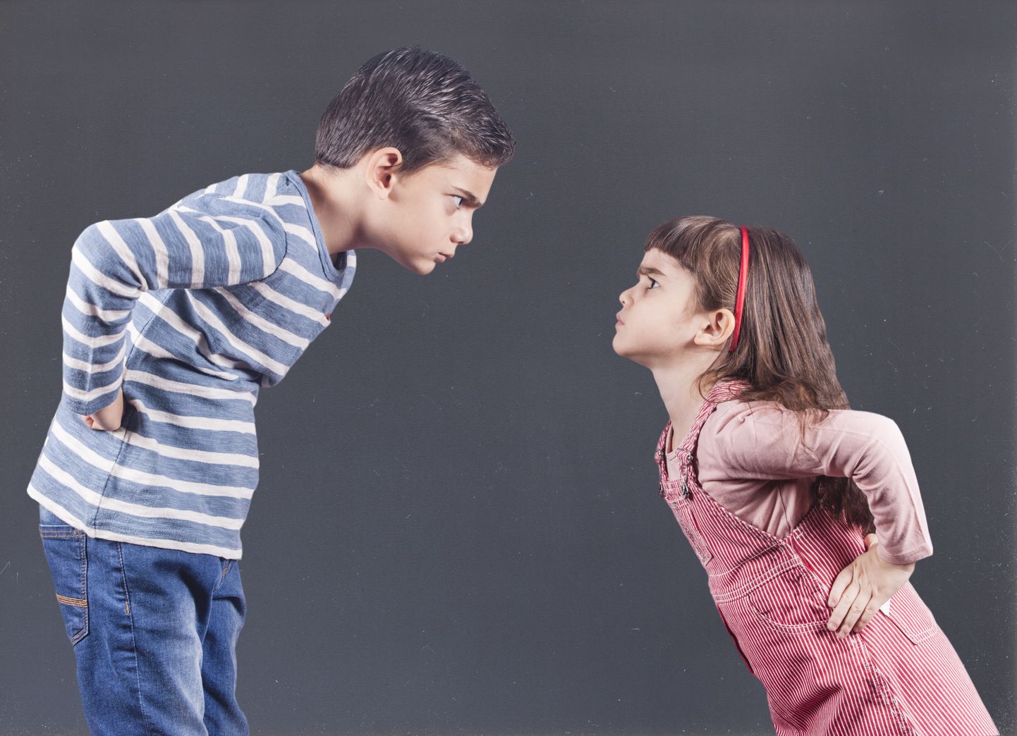 Спор между мальчиком и девочкой. Фото иллюстративное.