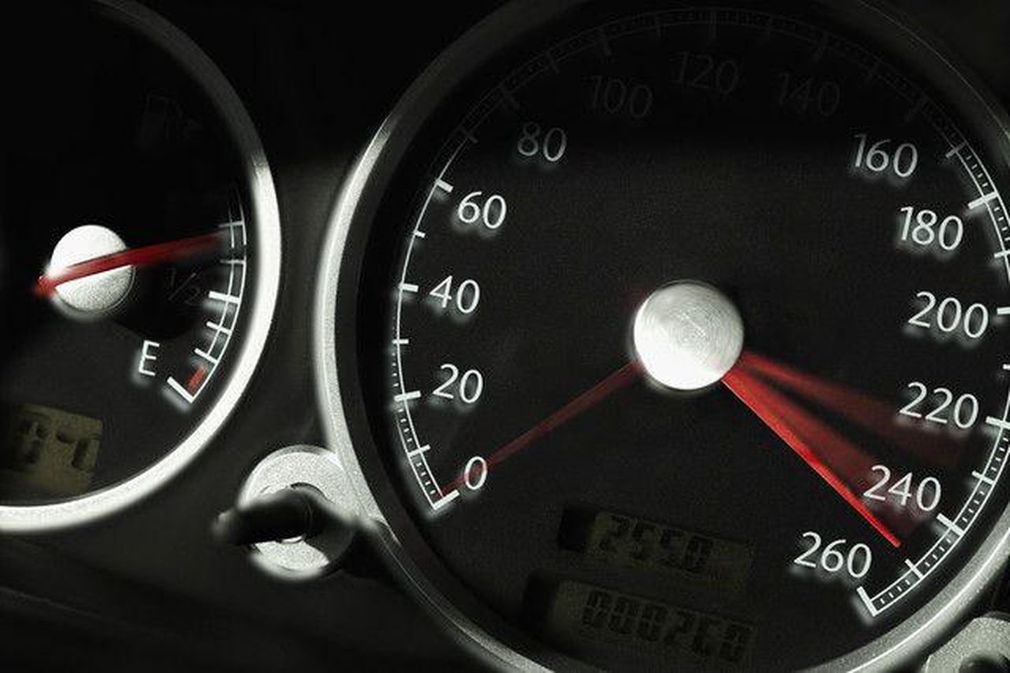 В прошлое воскресенье недалеко от Пярну полиция заметила водителя, который мчался по шоссе на скорости более 200 км/ч.