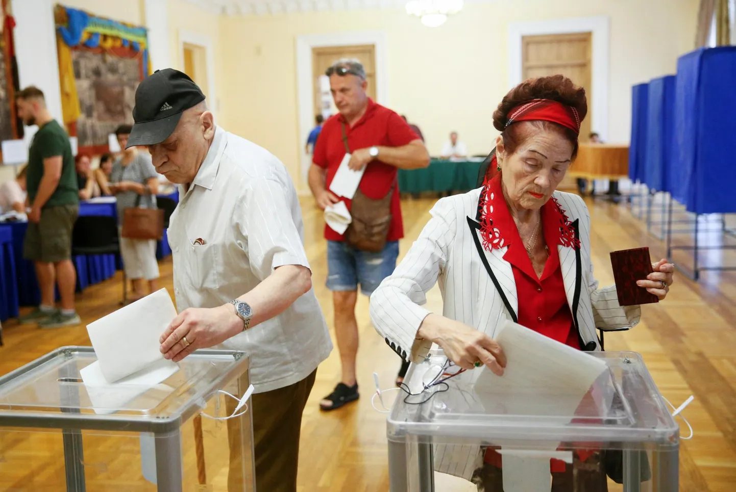 Inimesed hääletavad parlamendivalimistel 2019. aasta suvel Kiievis. Praegune valimiskorraldus näeb ette, et Ukrainas saab hääletada vaid valimispäeval jaoskonnas kohapeal.