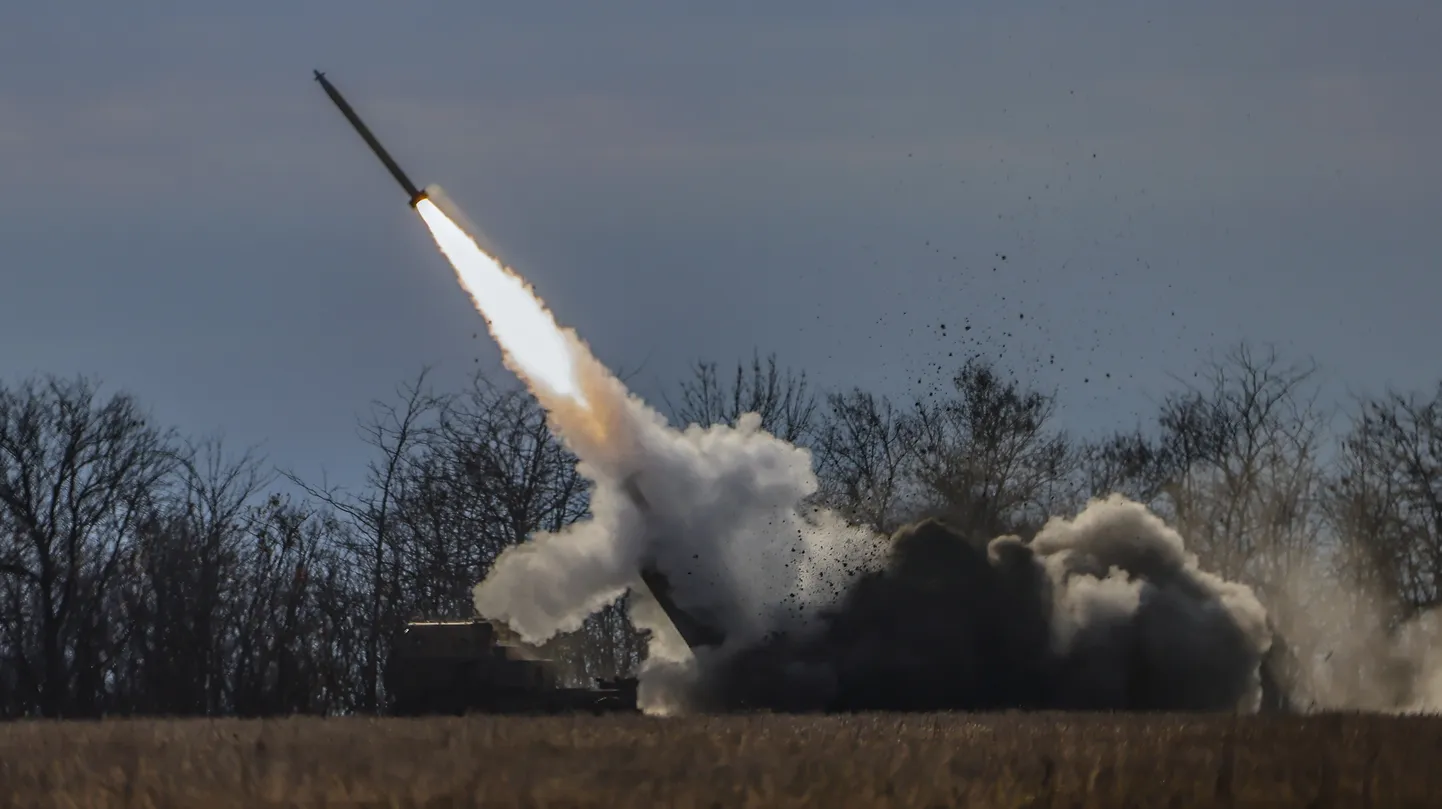 Mimikraketiheitja HIMARS tulistab Vene vägede pihta Hersonis 5. novembril 2022. aastal.