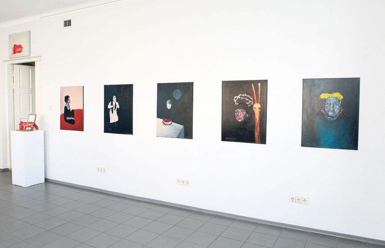 Väikeses galeriis on kõrvuti tänavused maalid «Vanaema. Needja» (paremalt), «Kannataja. Eesti luuletaja», «Sünnipäevapoiss», «Äraolev» ja «Kaemus».