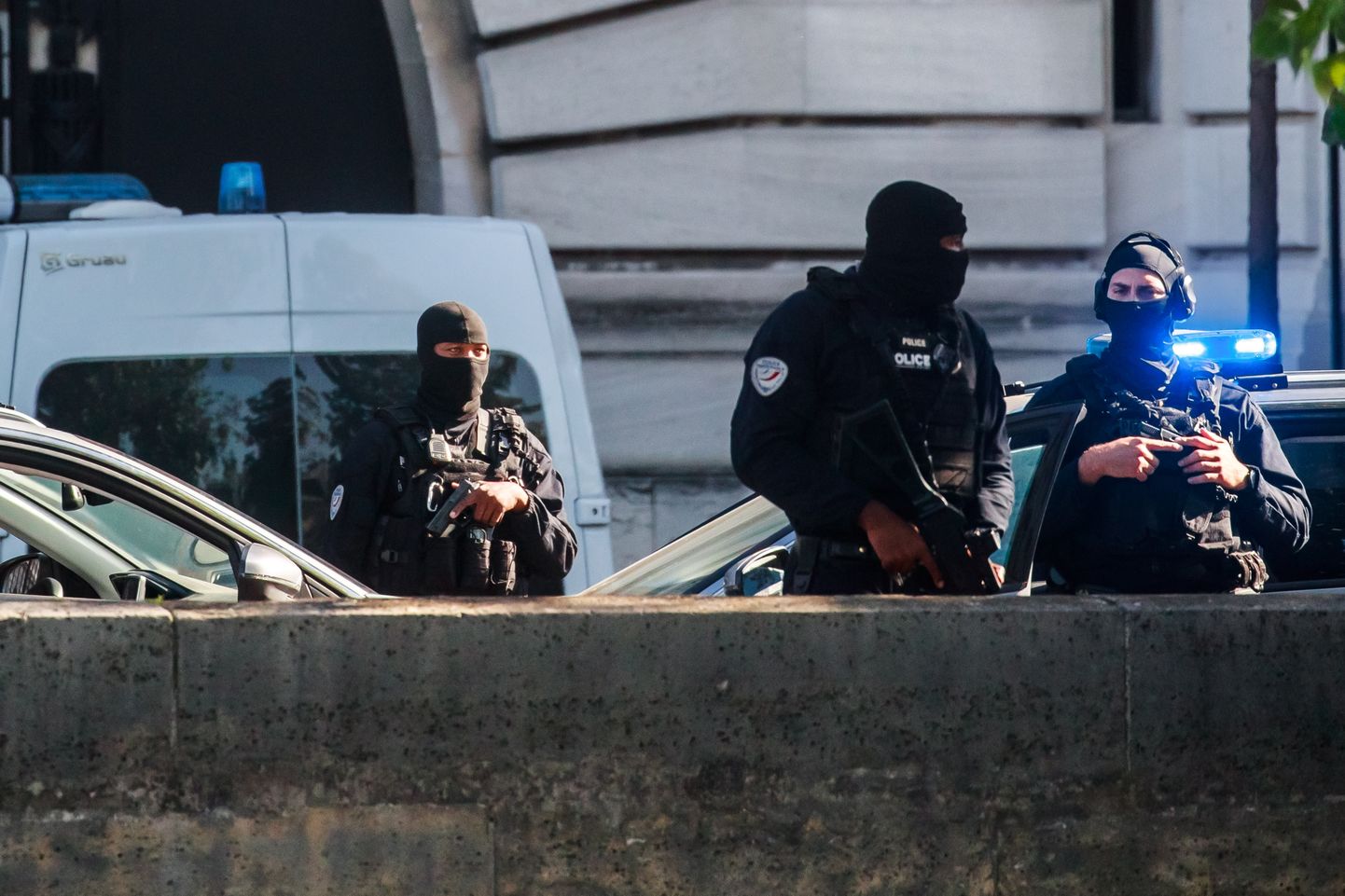 Prantsuse politseinikud Pariisis kohtuhoone ees 8. september 2021.