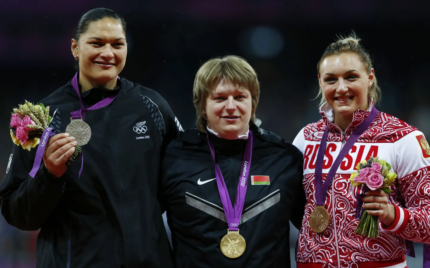 Valerie Adams (vasakult), Nadežda Ostaptšuk ja Jevgenia Kolodko. Nüüd sai Adams kätte oma kauaoodatud kulla.