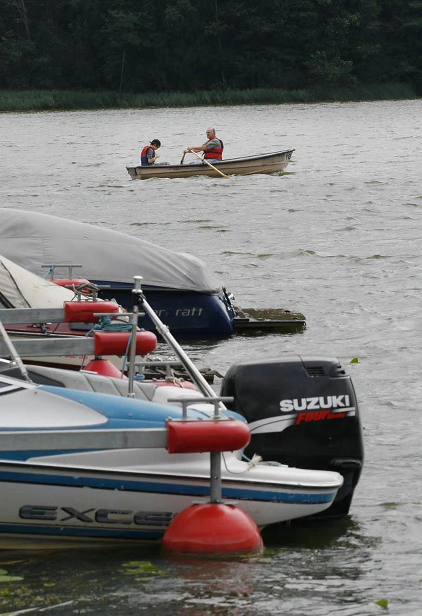 4,33 kilomeetri pikkune Viljandi järv on alati ahvatlenud nii neid, kes eelistavad rahulikult aerupaadiga mööda laineid kulgeda, kui ka neid, keda ahvatlevad mootorid ja kiirus.