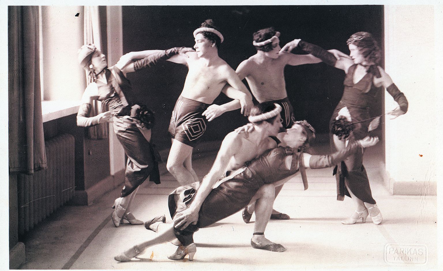 Estonia tantsutrupi liikmed 1920. aastate ja 1930. aastate vahetusel tantsimas teatri jalutussaalis.