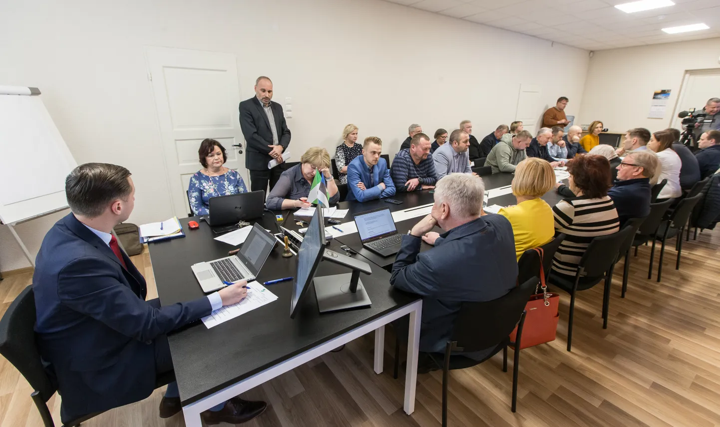 Lüganuse opositsiooni teine katse Viktor Rauam ametist maha võtta kukkus neljapäeval volikogus läbi.