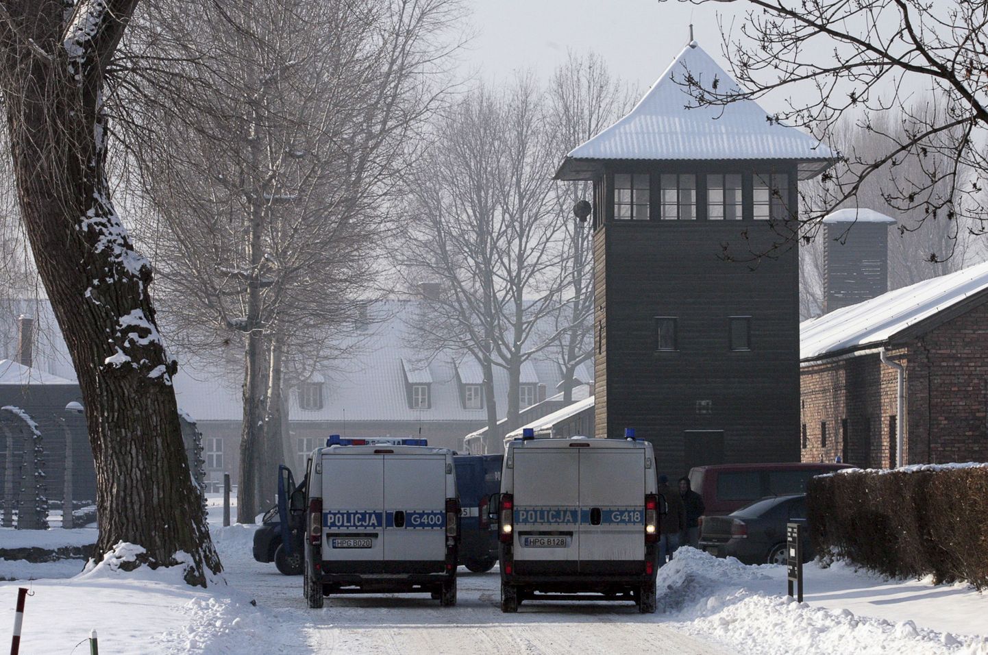 Poola politseiautod Auschwitzi vangilaagri juures.