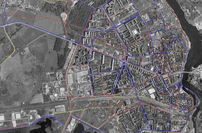 Фрагмент схемы существующих и новых планируемых велопешеходных дорожек в Нарве. Красным цветом размечены будущие новые дорожки первого приоритета, синим цветом - уже существующие.