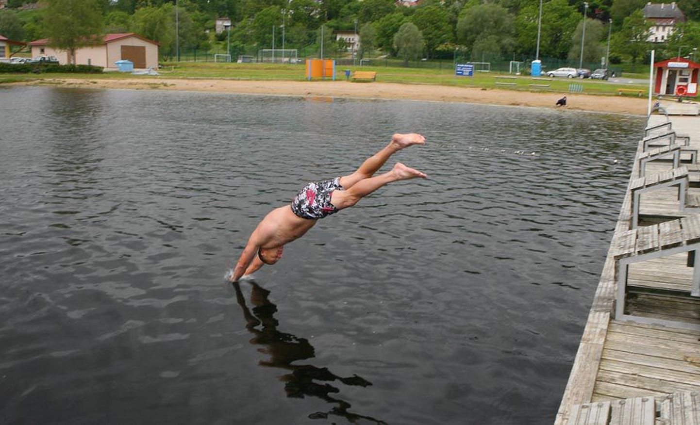 Franko Kagovere kargas Viljandi järve eile pärast keskpäeva, olles ametliku hooaja esimene ujuja.