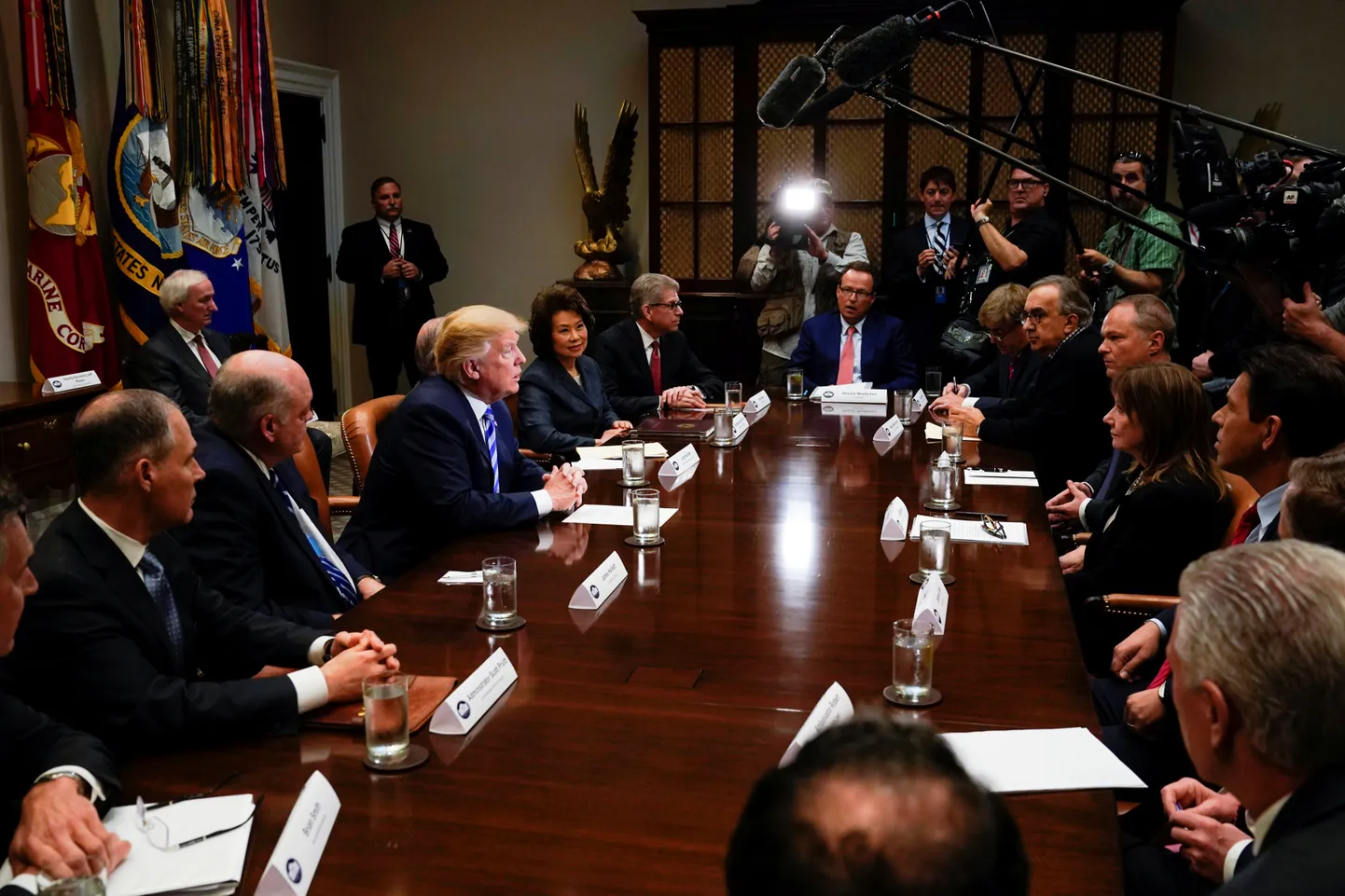 President Donald Trump Valges Majas koos maailma suurimate autotootjatega.