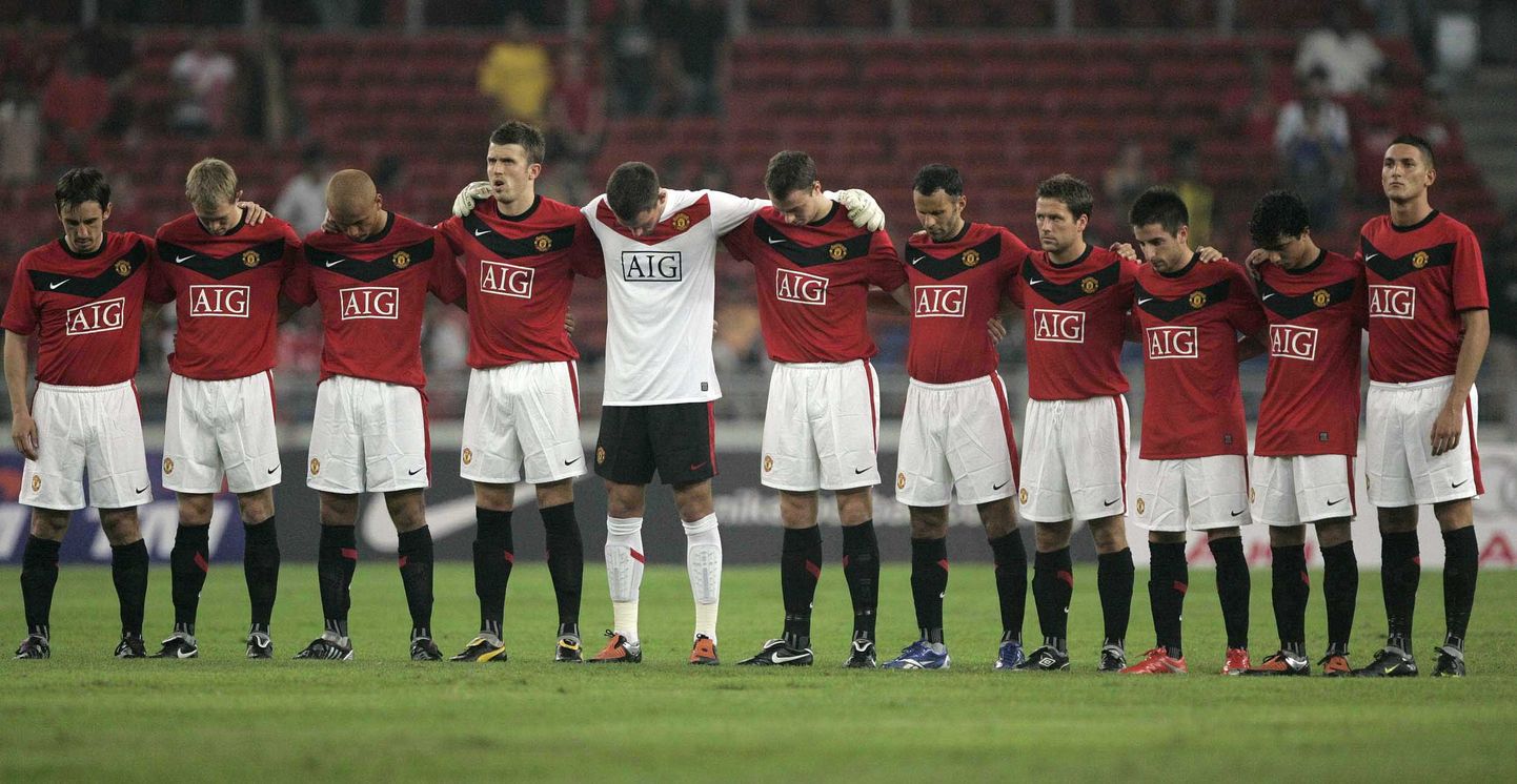 Manchester Unitedi mängijad mälestamas mängu eel Jakarta rünnakutes hukkunuid.