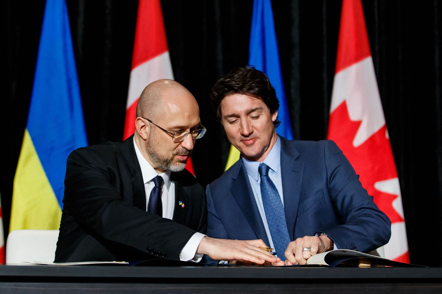 Kanada peaminister Justin Trudeau (paremal) ja Ukraina peaminister Denõss Šmõhal.