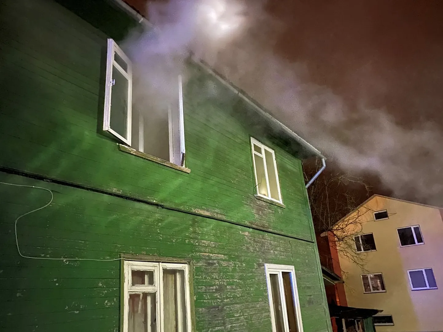 Valgas Kesk tänaval puhkes tulekahju. Päästjad leidsid korterist teadvusetu mehe.