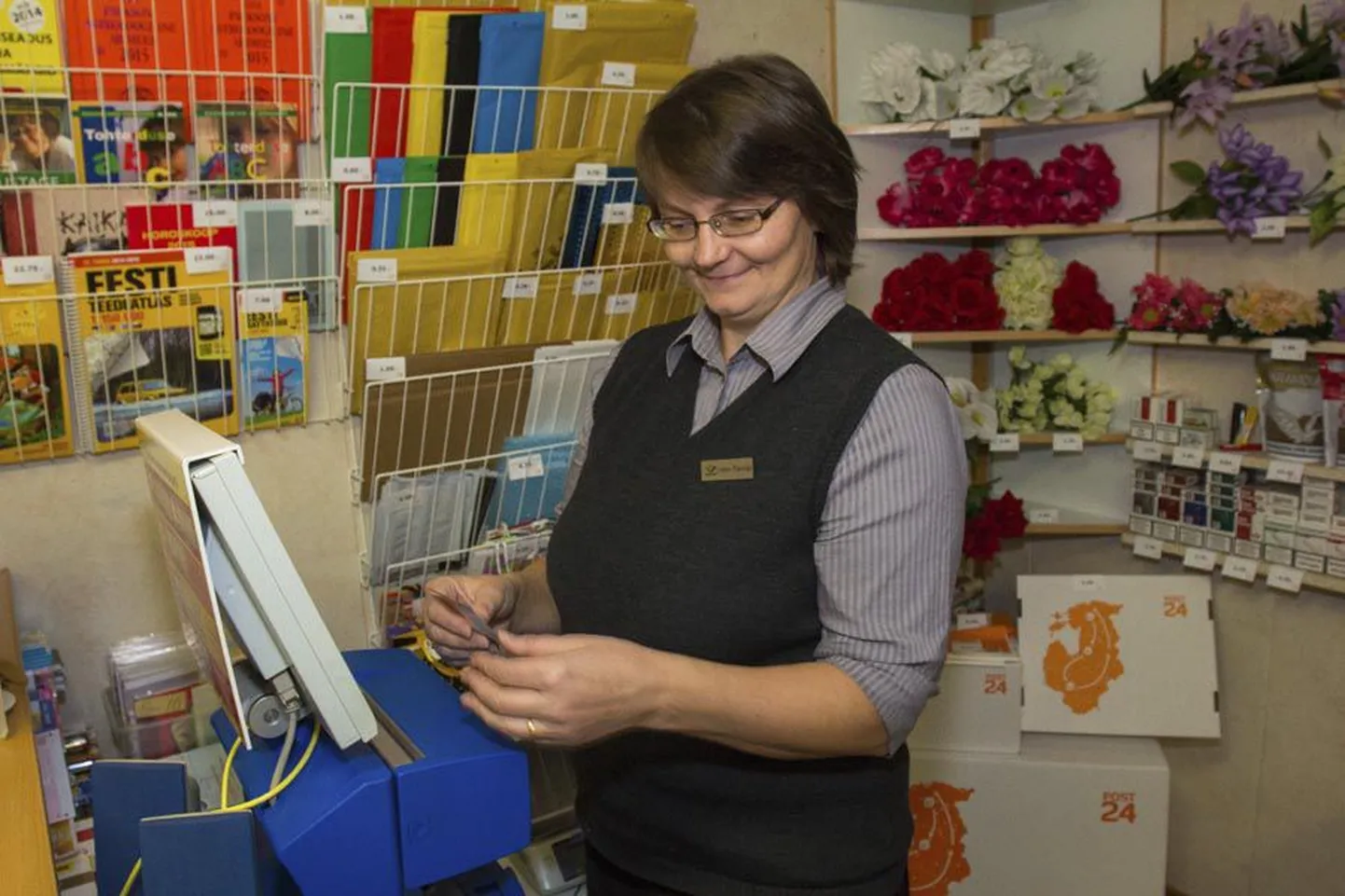 Liliana Pajumägi näitab uhkusega võidupileti välja printinud Bingo-masinat.