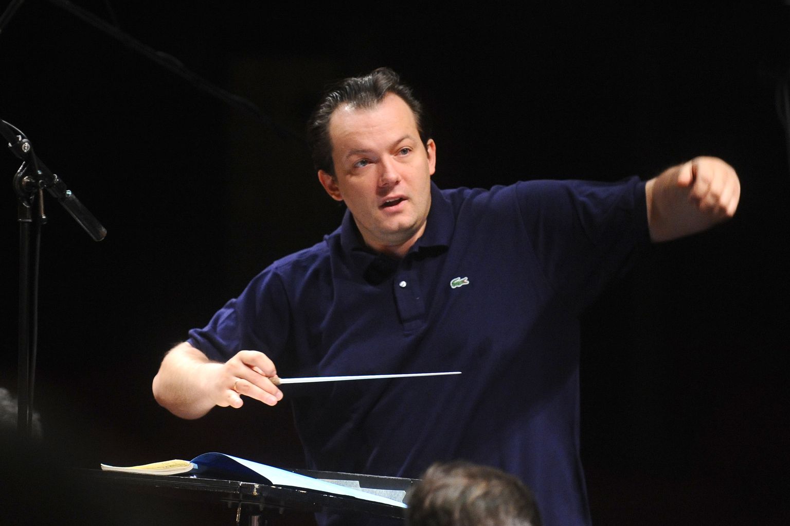 Diriģents Andris Nelsons Birmingemas simfoniskā orķestra mēģinājuma laikā pirms koncerta ar izcilo latviešu vijolnieci Baibu Skridi Latvijas Nacionālajā operā.