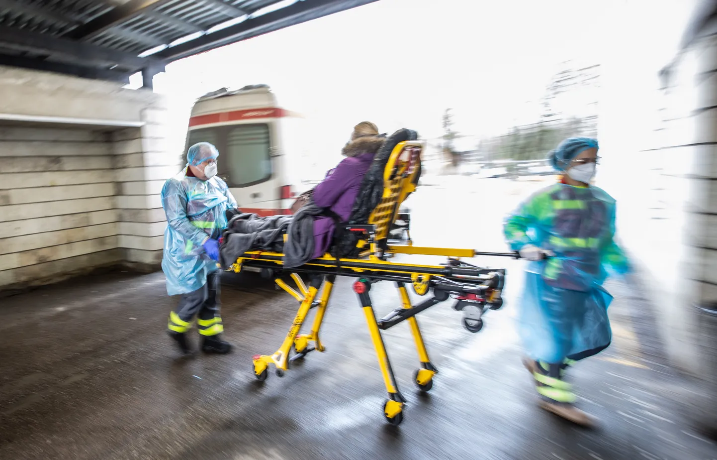Kiirabibrigaadid transportimas Lasnamäe ja Maardu koroonahaigeid Ida Tallinna Keskhaiglasse.