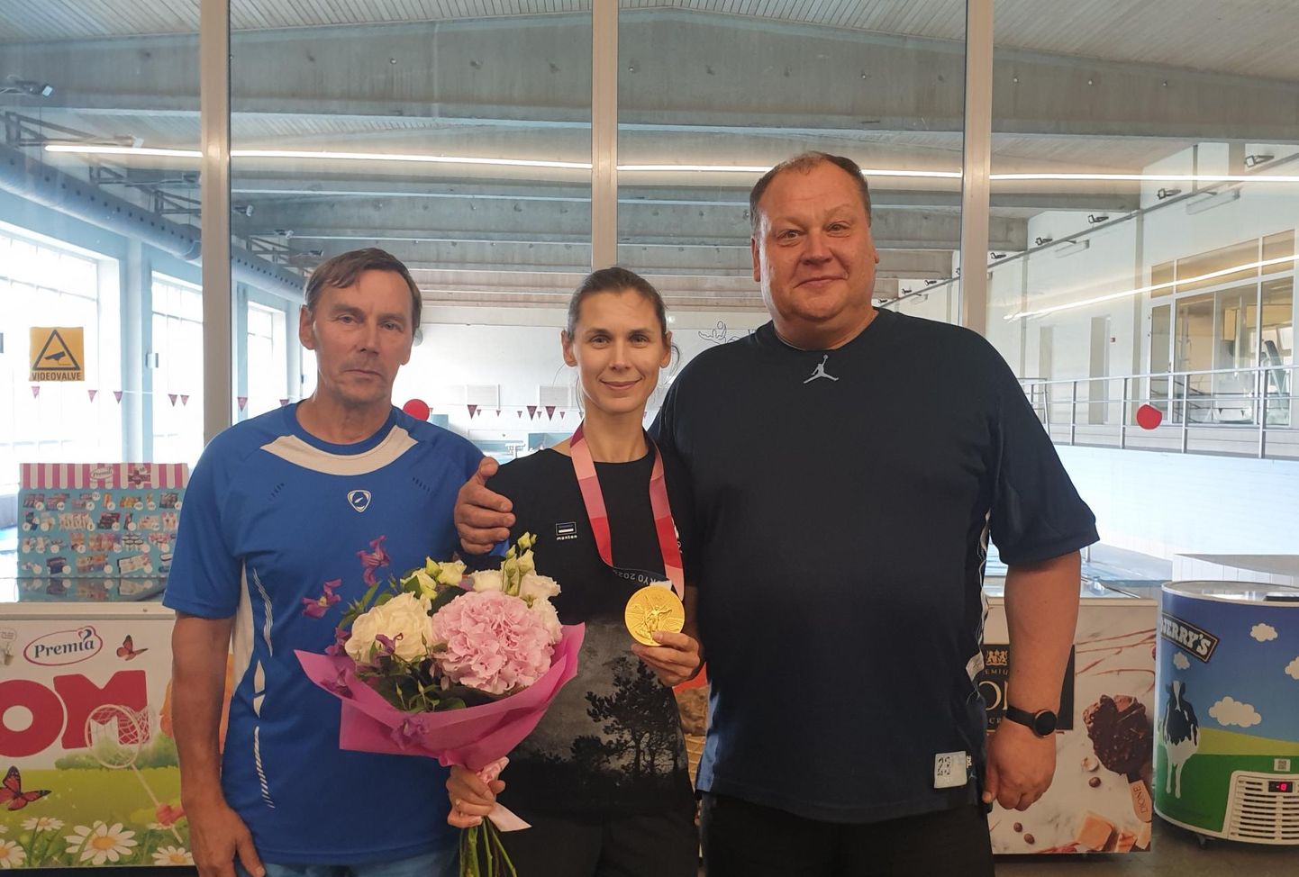 Irina Embrich koos Vinni valla spordinõuniku Uno Muruvee ja spordikompleksi juhi Ergo Pravega.