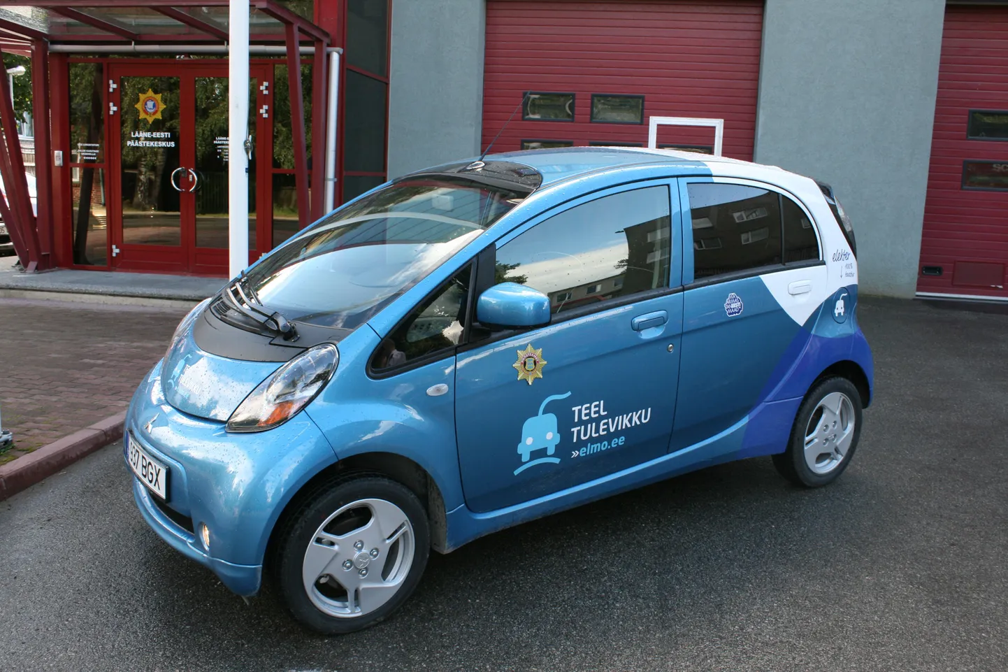 Lääne päästekeskuse kasutusse antud elektriauto Pärnus.