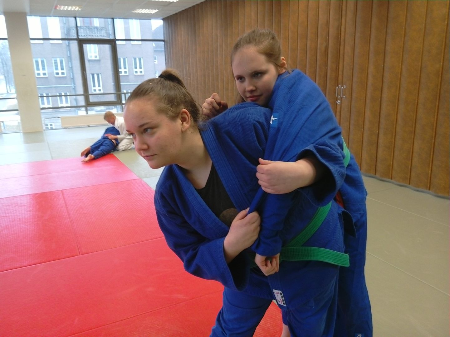 Sõbrannad ja treeningukaaslased Laura Silde ja Eliisabet Veermets teenisid mõlemad Eesti U-16 judomeistrivõistlustelt medali: Laura Silde (heitel) hõbeda ja Eliisabet Veermets (heidetav) pronksi.
