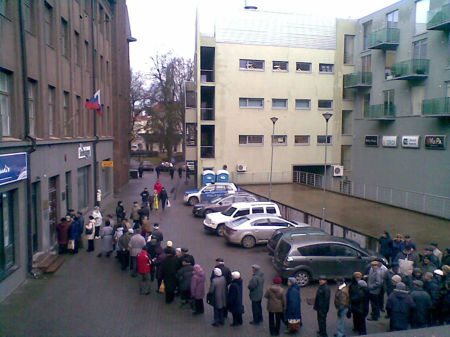 Riigiduumat valima tulnud Venemaa kodanikke vihmasabin Tartu kesklinnas ei häirinud.