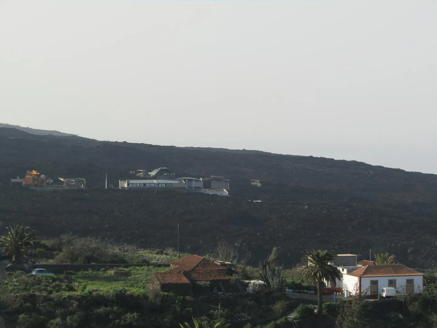 Laavavoo teele jäänud suur põllumajandussaaduste töötlemise tsehh La Palma lääneosas.