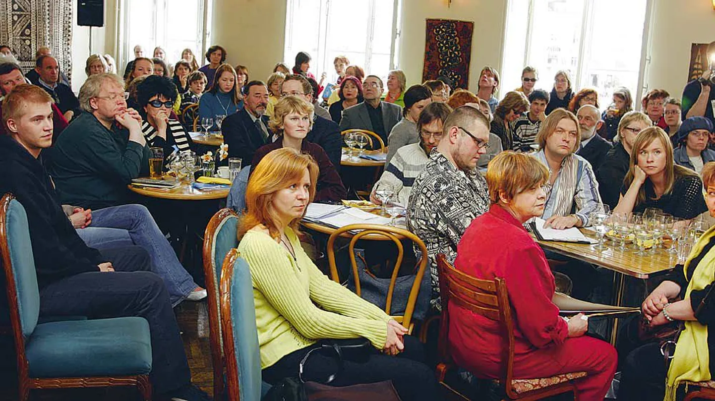 Põhjamaade luulefestivali üks kõrghetki oli luuletajate esinemine 7. mail kuulajatest pilgeni tulvil Cafe Anglaiss.