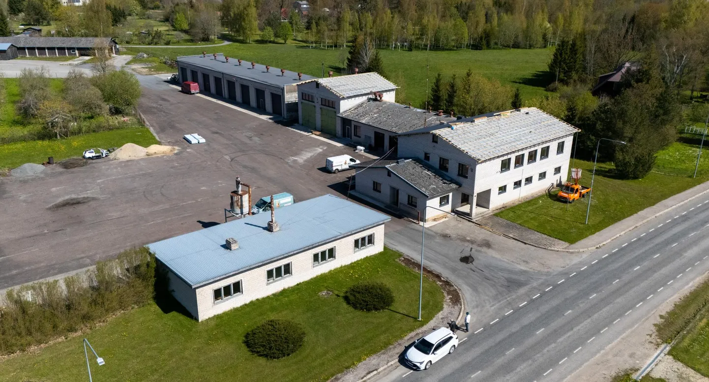 Kunagisse Võhma teedevalitsuse kompleksi kolib aasta lõpuks praegu Suure-Jaanis tegutsev päästekomando. Vahetus läheduses on Viljandist Tallinna viiv maantee.