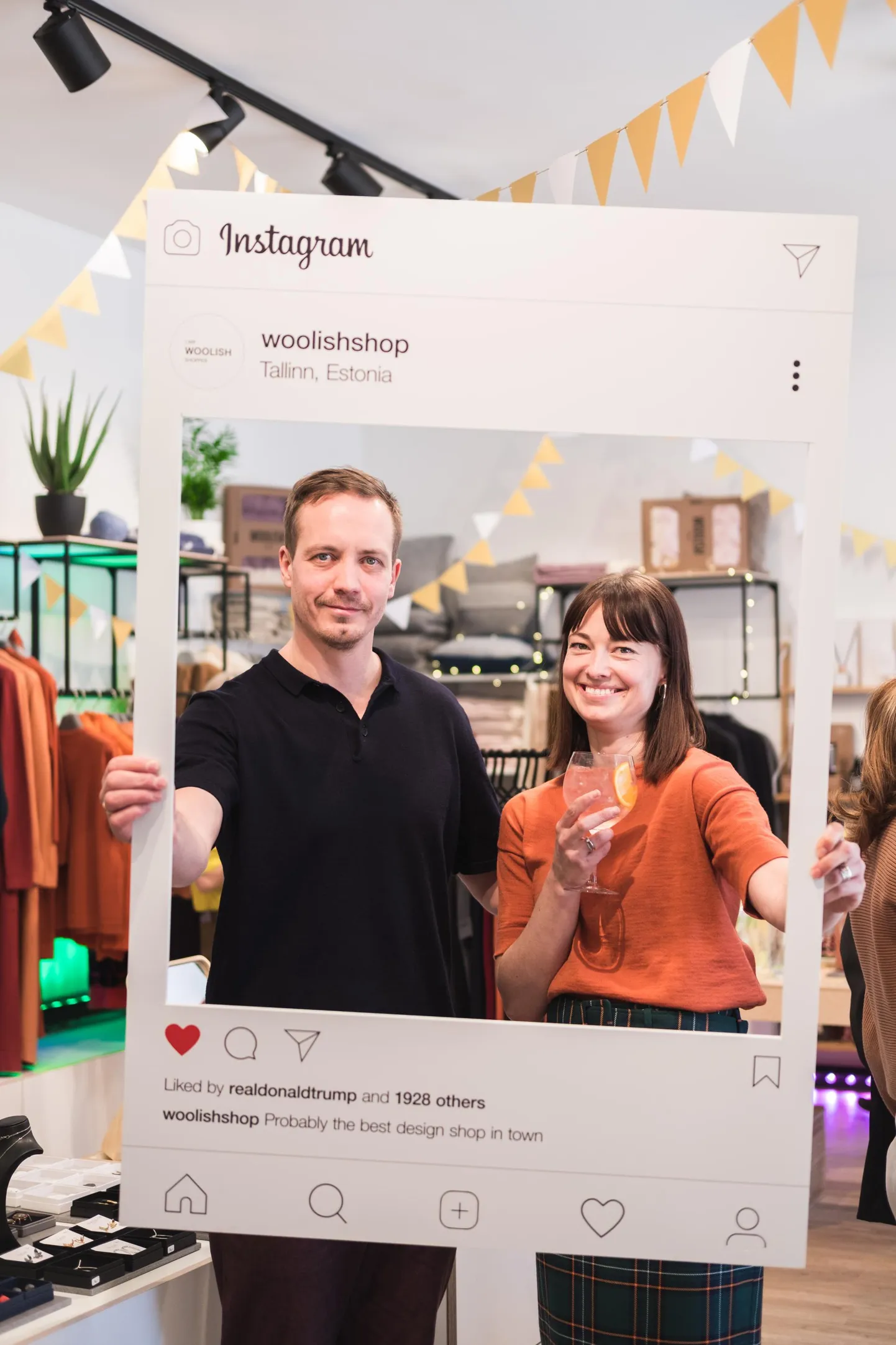 Woolish Knittingu tegevjuht Eigo Siimu ja disainer Anna Siimu Tallinna ettevõtte esinduspoe avamisel.