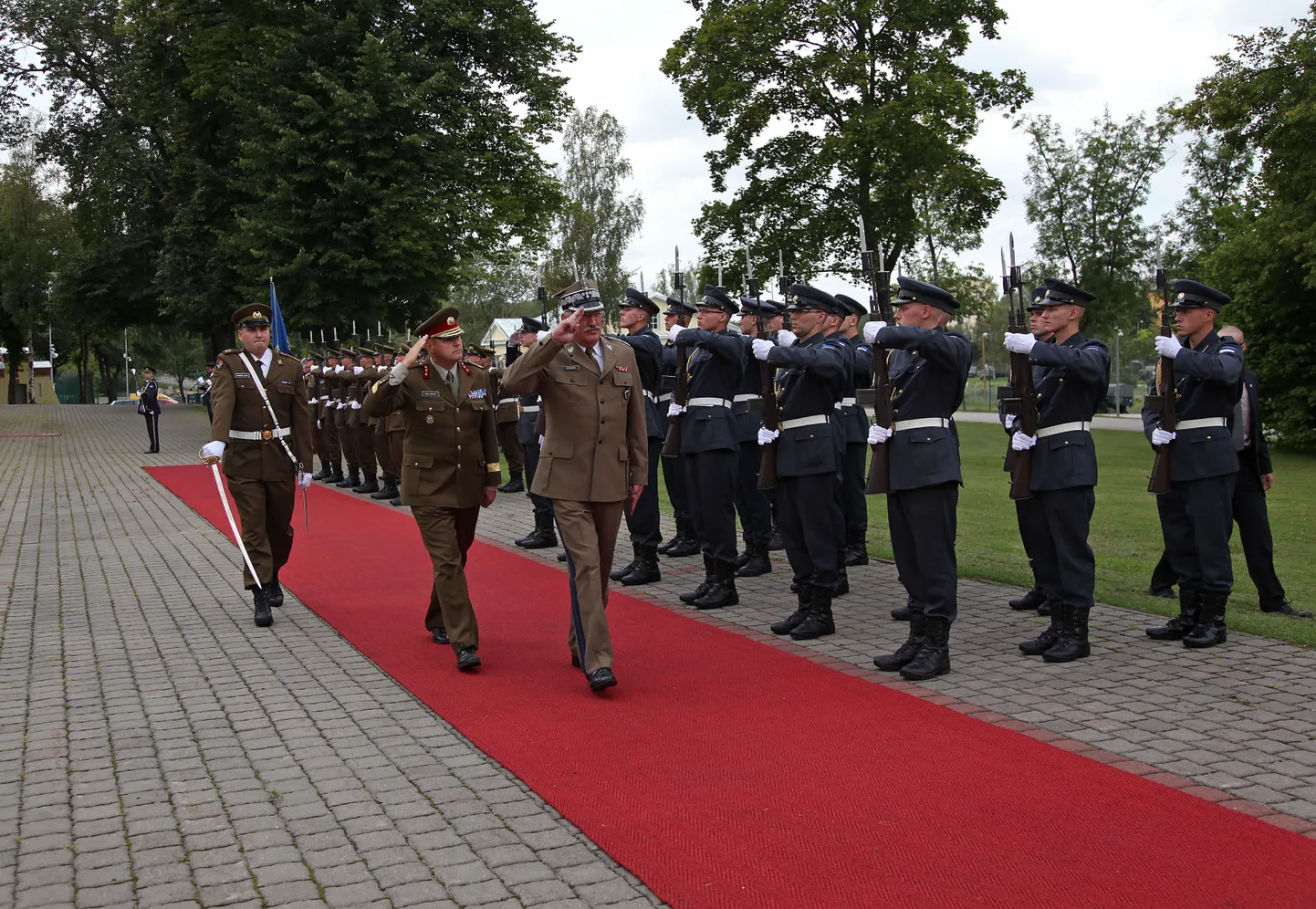 Poola ja Eesti kaitseväe juhatajad möödamarsil auvahtkonnast kaitseväe peastaabi pargis.