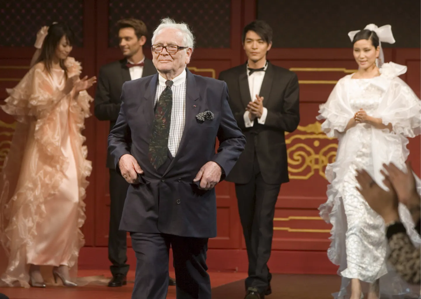 Pierre Cardin 2006. aastal pärast moeetendust Pekingis.