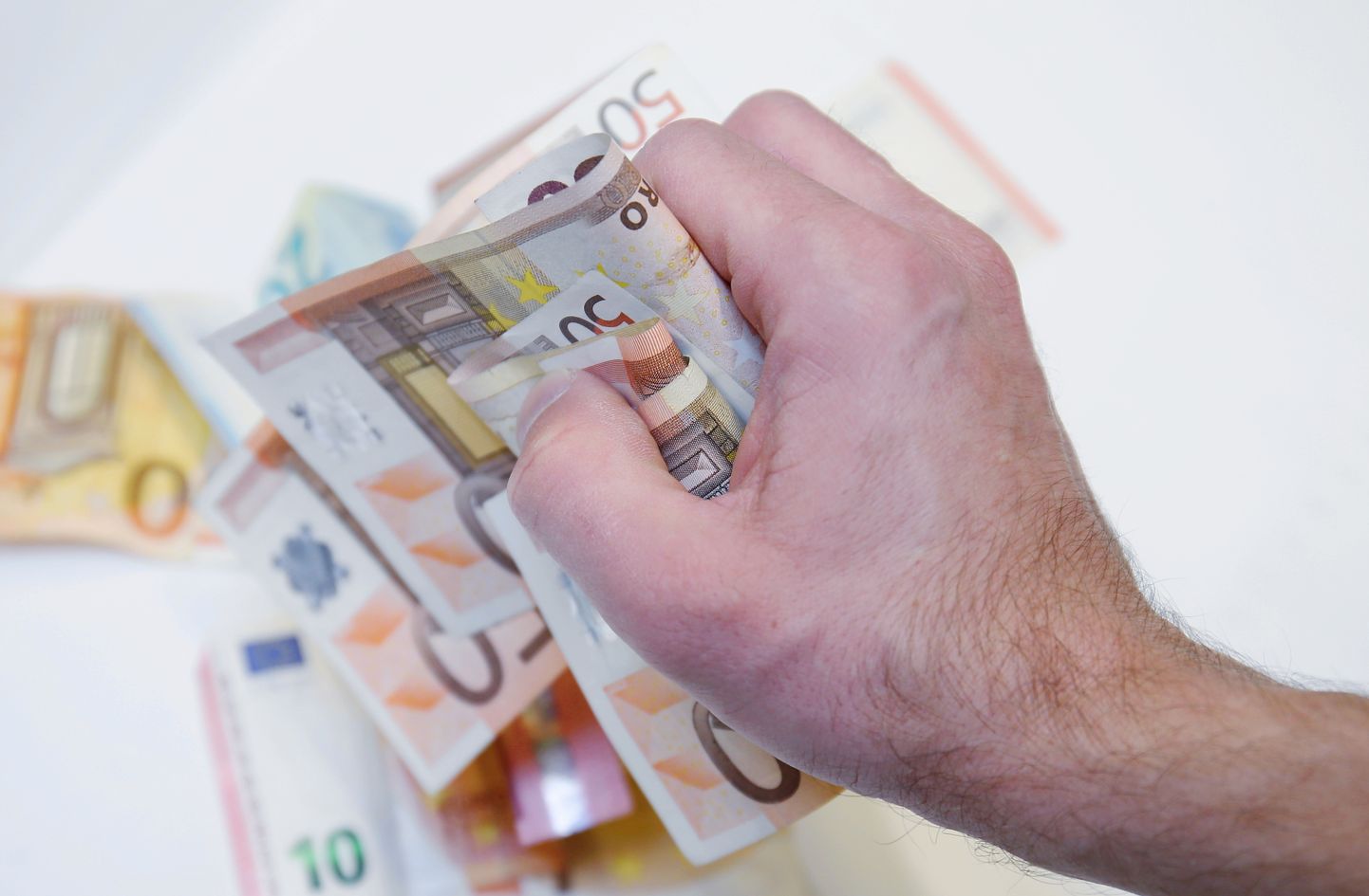 Keskmiselt on vaja 64 000 inimesel maksta täna maksuametlile enam kui 800 eurot. Kellel see võimalik pole, peaks makse ajatama.