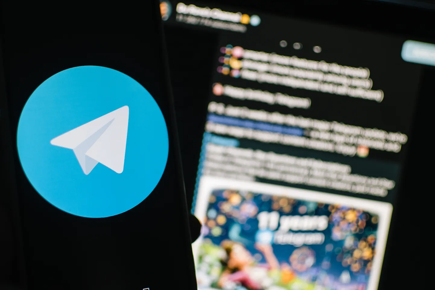 Suhtlusrakenduse Telegram logo ja selle taustal asutaja Pavel Durovi enda konto.