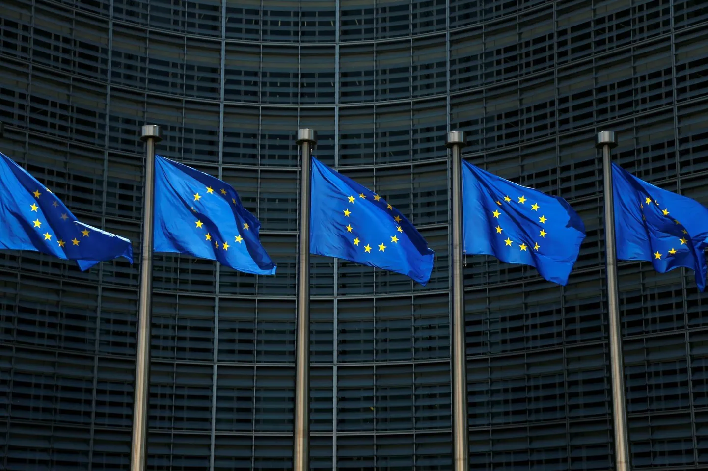 Euroopa Liidu lipud Euroopa Liidu Komisjoni hoone ees.