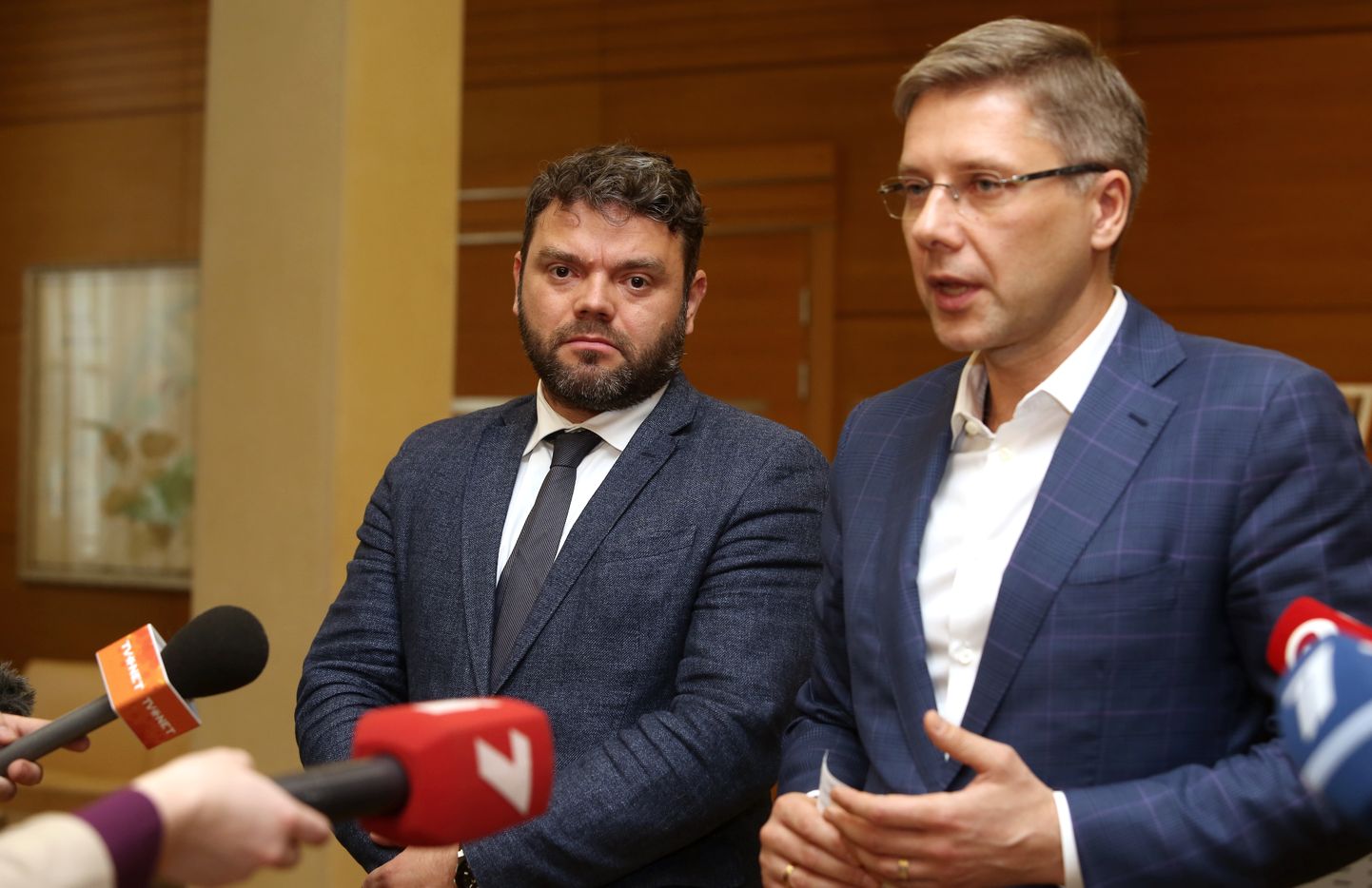 Satiksmes departamenta direktora pienākumu izpildītājs Emīls Jakrins (no kreisās) un Rīgas domes priekšsēdētājs Nils Ušakovs.