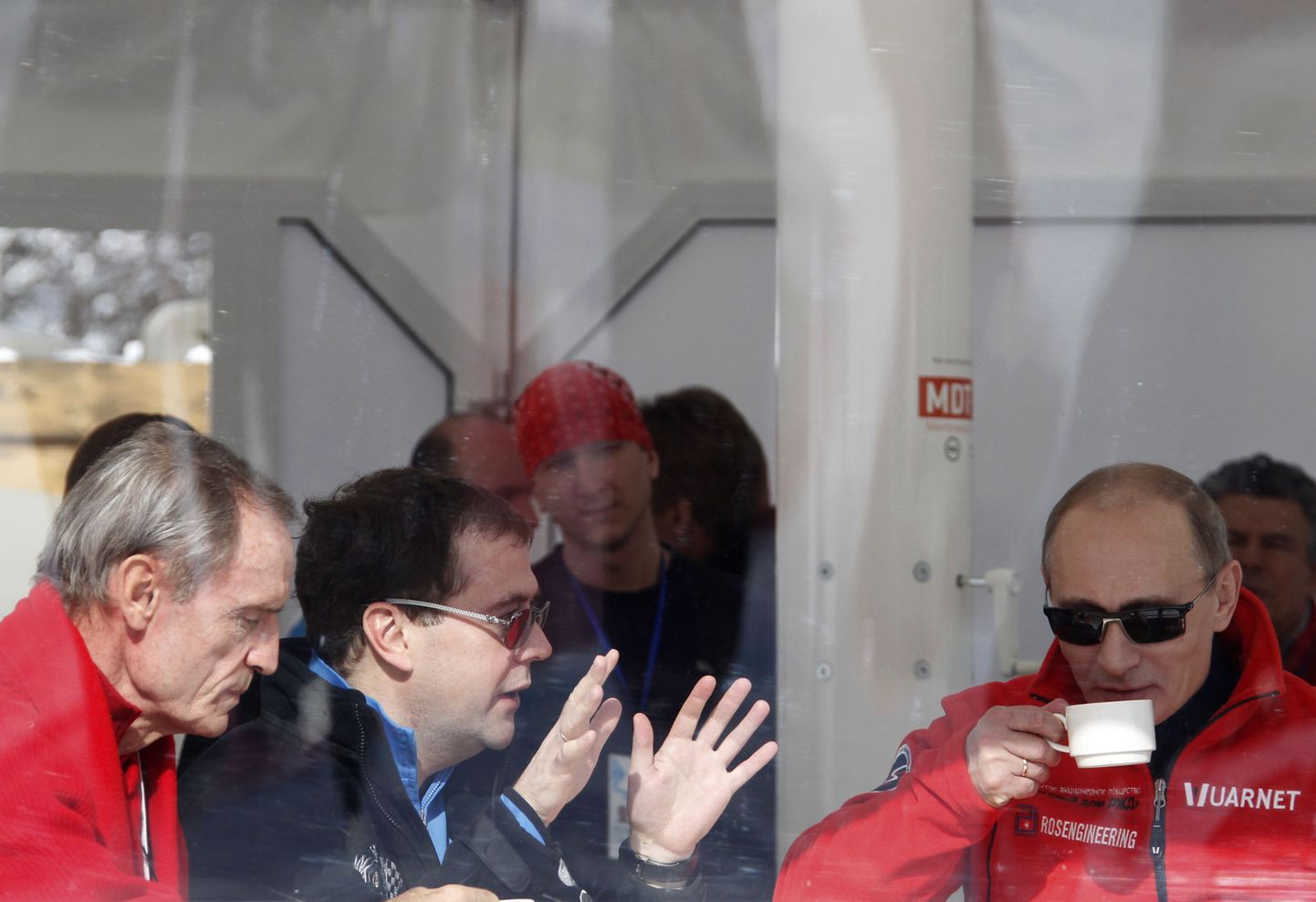 Vasakult ROKi liige Jean-Claude Killy, president Dmitri Medvedev ja peaminister Vladimir Putin Krasnaja Poljanas.