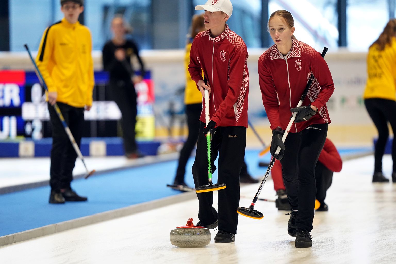 Eiropas Jaunatnes Ziemas Olimpiādes kērlinga turnīra spēle starp Latvijas un Zviedrijas jauniešiem Friuli-Venēcija Džūlija reģionā Itālijā.