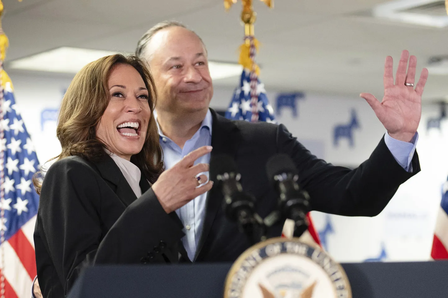 Kamala Harris ja Doug Emhoff kampaaniapeakorteris Wilmingtonis.