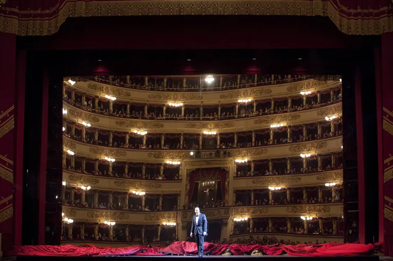 La Scala uues «Don Goivanni» lavastuses ilmub eesriide tagant nähtvale kogu lava kattev lainetav peegelpind – sundides publikut omaenese minaga silmitsi seisma, et enne kui käsi Don Giovanni suunas kivi lendu laseb, endalt küsida: olen mina patust prii?