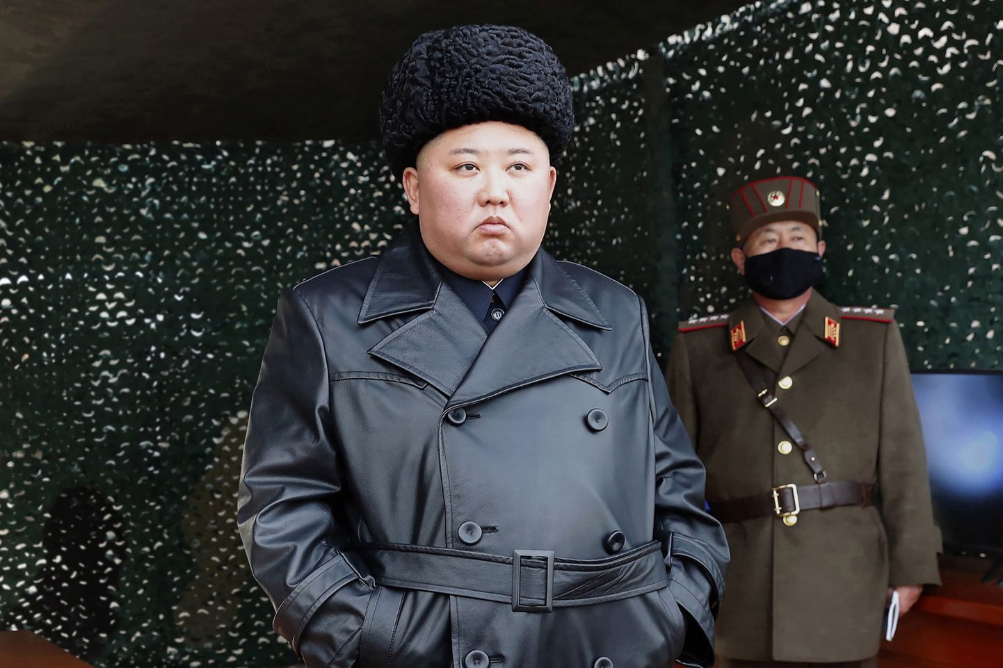 Põhja-Korea liider Kim Jong-un jälgimas raketiktasetust koos kindraliga, kes kannab kaitsemaski