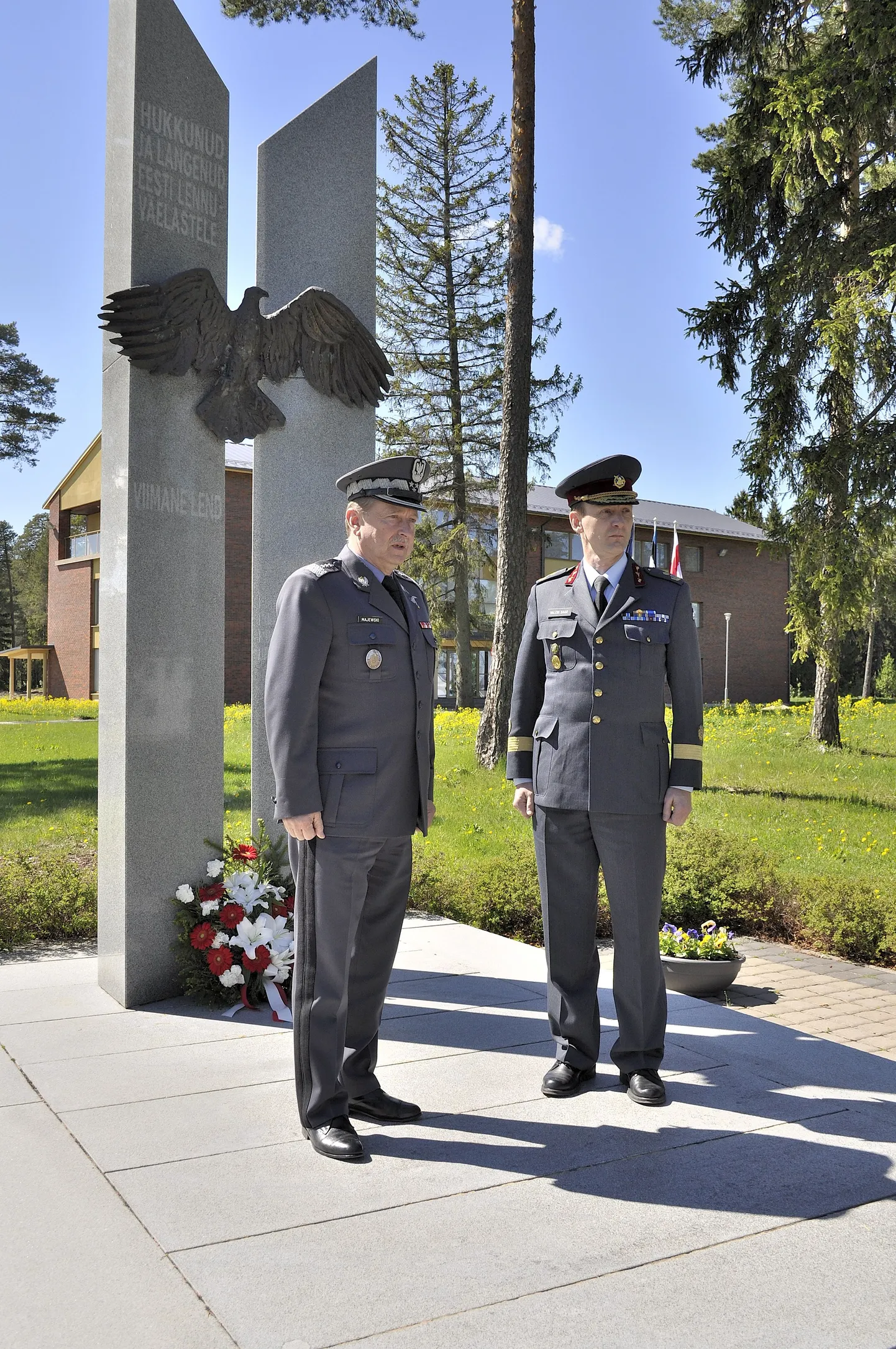 Kindralleitnant Lech Majewski ja brigaadikindral Valeri Saar langenud lennuväelaste ausamba juures Ämaris.