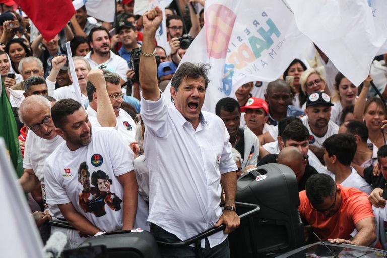 Töölispartei presidendikandidaat Fernando Haddad eile viimasel kihutuskoosolekul São Paulos.