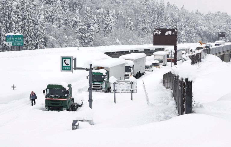 Autod lumevangis Niigata perefektuuris Minamiuonuma lähistel